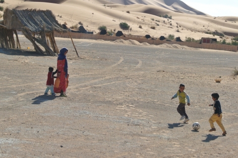 Femme et enfants touareg du désert
