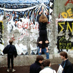 Chute du mur de Berlin par Raphaël Thiémard via Wikimedia Commons