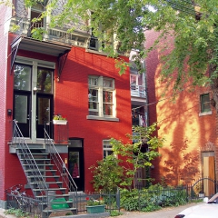 Maison typique quartier du Plateau Montréal par Atilin via Wikimedia Commons