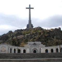 Santa Cruz del Valle de los Caídos par Tonywieczorek via Wikimedia Commons