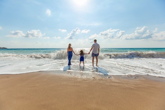 Famille à la plage par Pexels via Pixabay